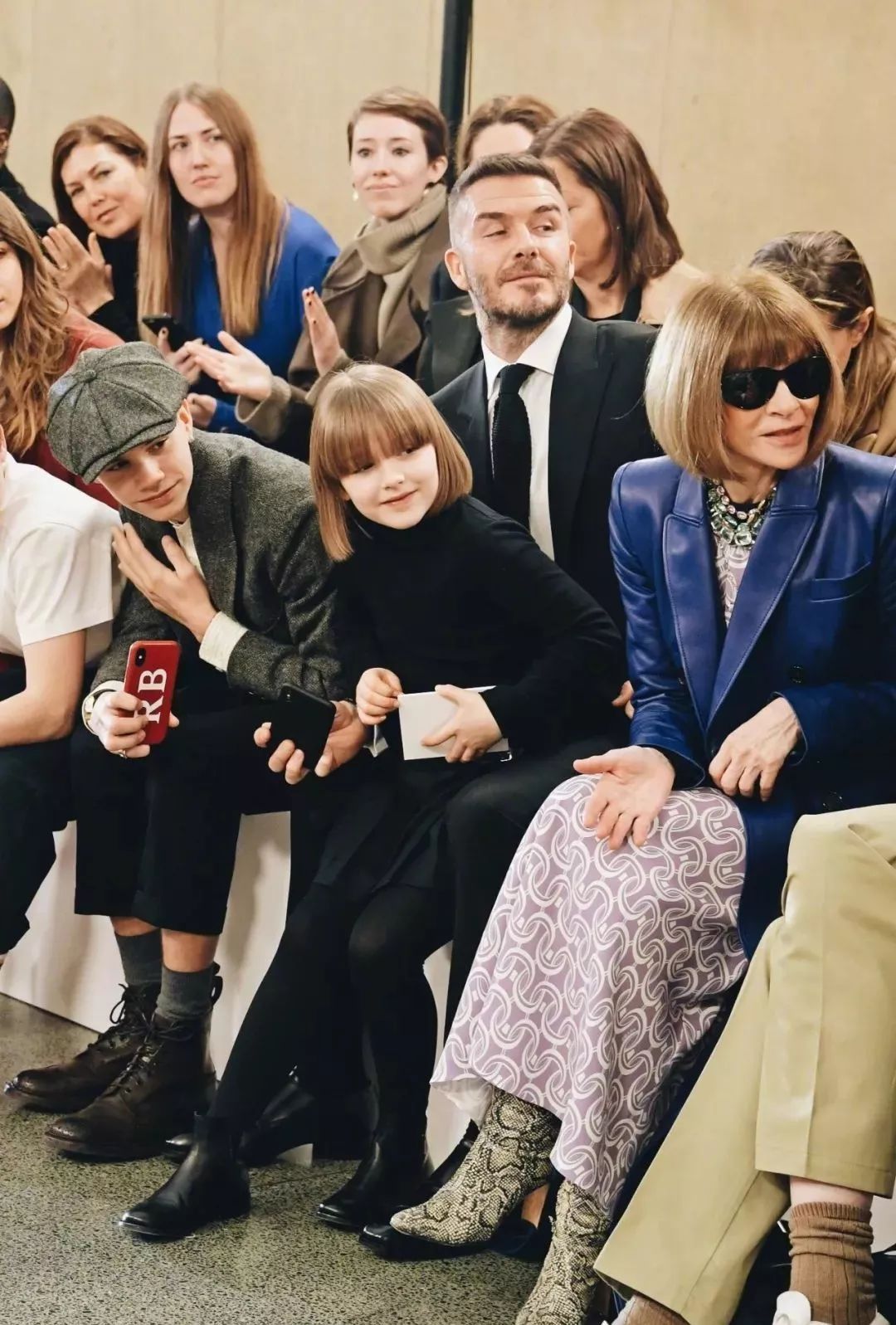 她剪个短发抢尽贝嫂风头！在皇宫过生日，买别墅学骑马，被宠大的孩子有多幸福？