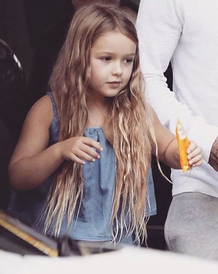 她剪个短发抢尽贝嫂风头！在皇宫过生日，买别墅学骑马，被宠大的孩子有多幸福？