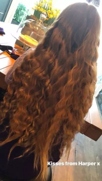 她剪个短发抢尽贝嫂风头！在皇宫过生日，买别墅学骑马，被宠大的孩子有多幸福？