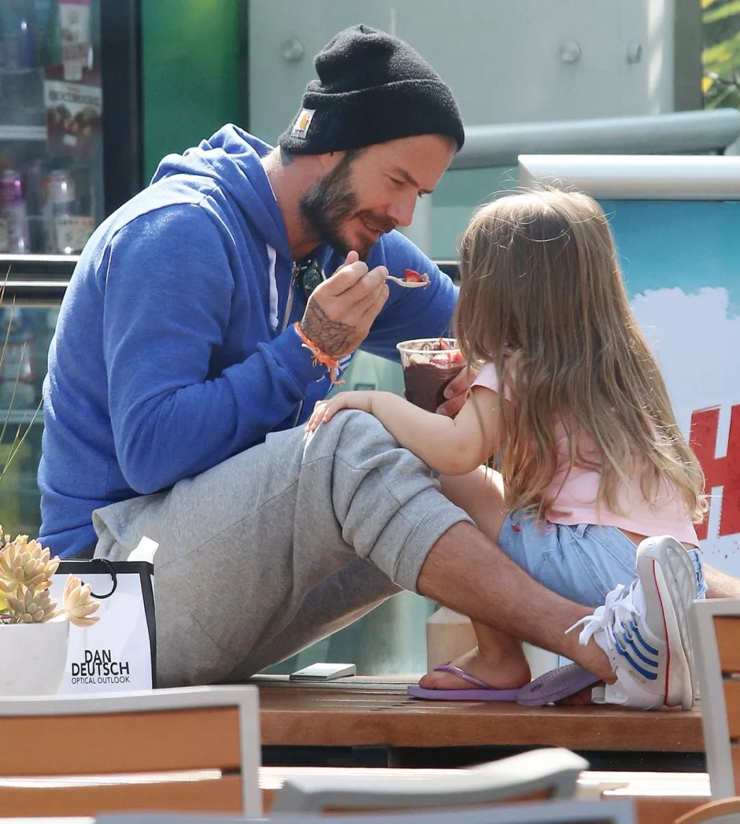 她剪个短发抢尽贝嫂风头！在皇宫过生日，买别墅学骑马，被宠大的孩子有多幸福？