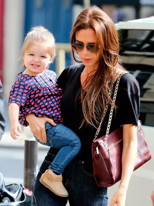 她剪个短发抢尽贝嫂风头！在皇宫过生日，买别墅学骑马，被宠大的孩子有多幸福？