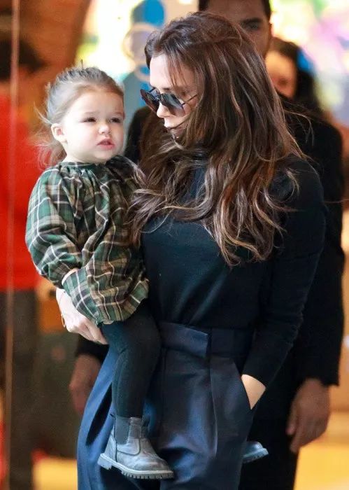 她剪个短发抢尽贝嫂风头！在皇宫过生日，买别墅学骑马，被宠大的孩子有多幸福？