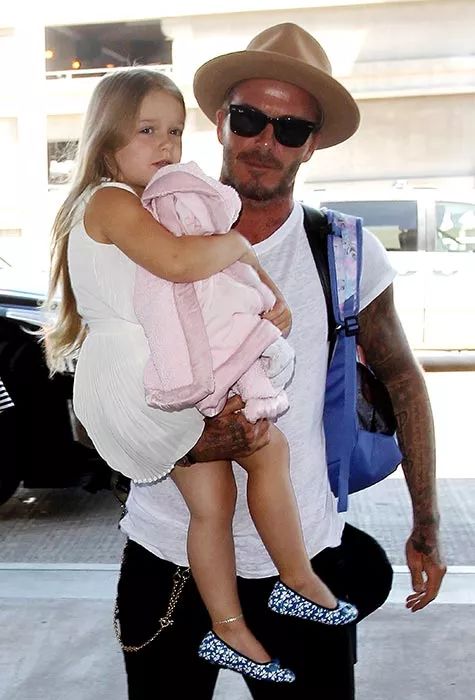 她剪个短发抢尽贝嫂风头！在皇宫过生日，买别墅学骑马，被宠大的孩子有多幸福？