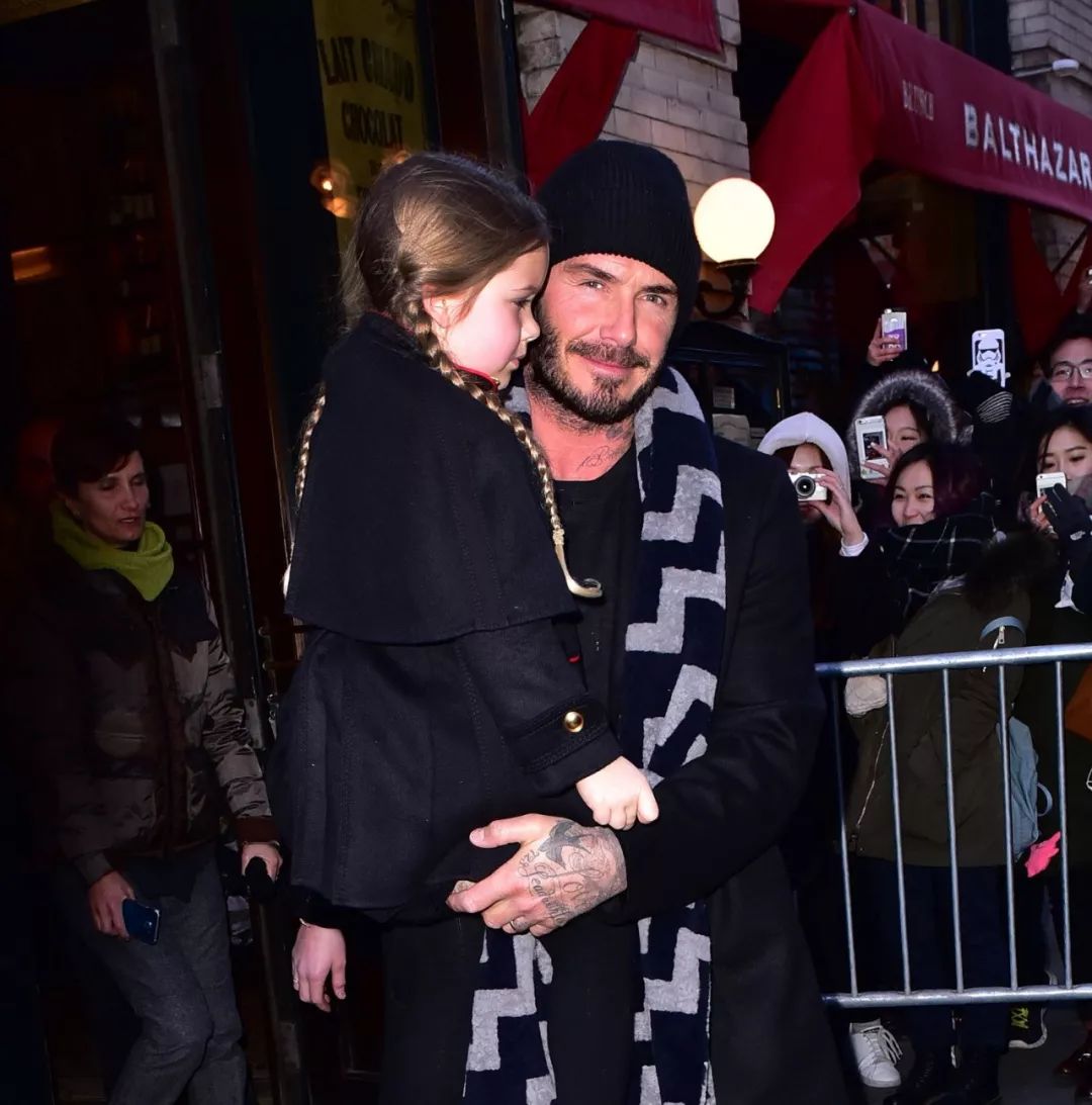 她剪个短发抢尽贝嫂风头！在皇宫过生日，买别墅学骑马，被宠大的孩子有多幸福？