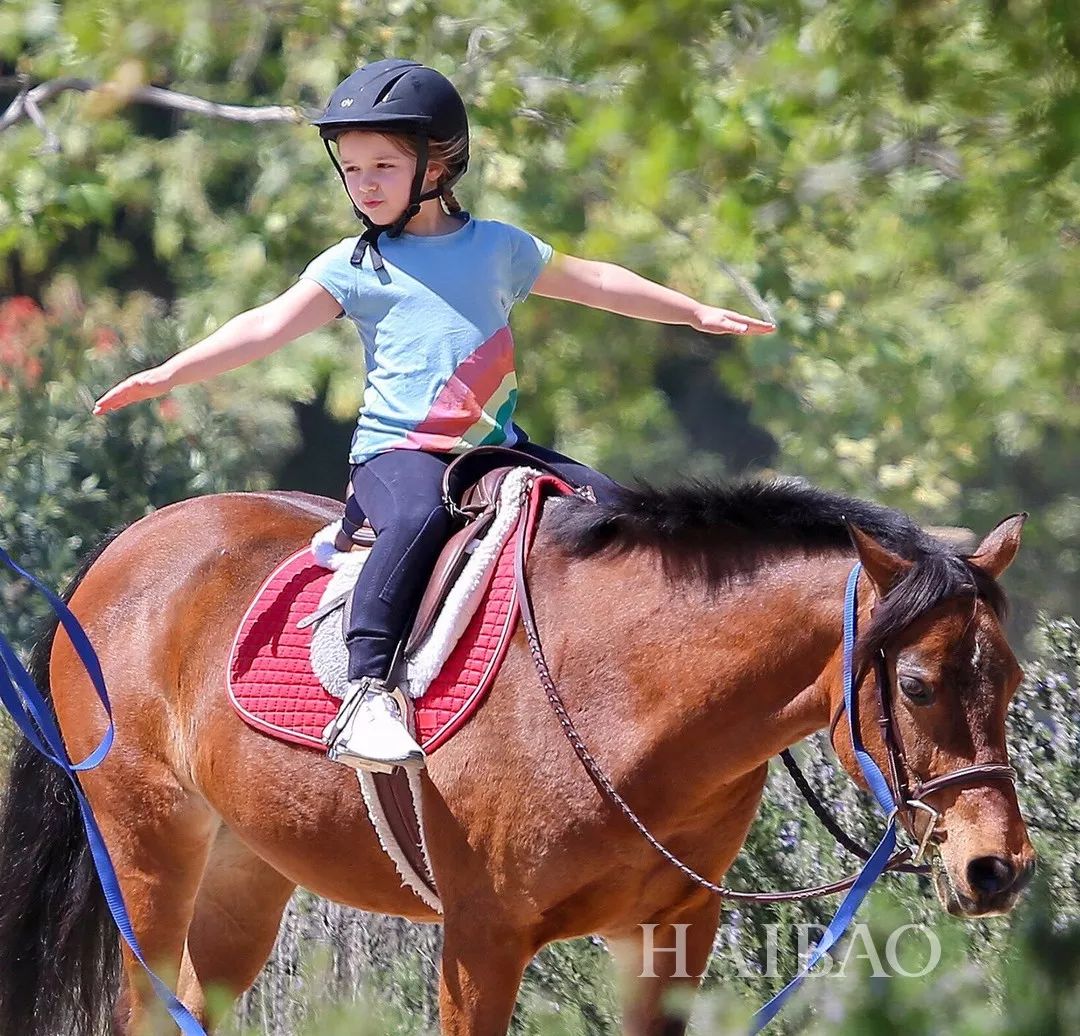 她剪个短发抢尽贝嫂风头！在皇宫过生日，买别墅学骑马，被宠大的孩子有多幸福？