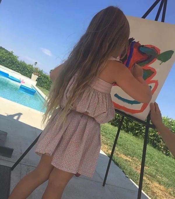 她剪个短发抢尽贝嫂风头！在皇宫过生日，买别墅学骑马，被宠大的孩子有多幸福？