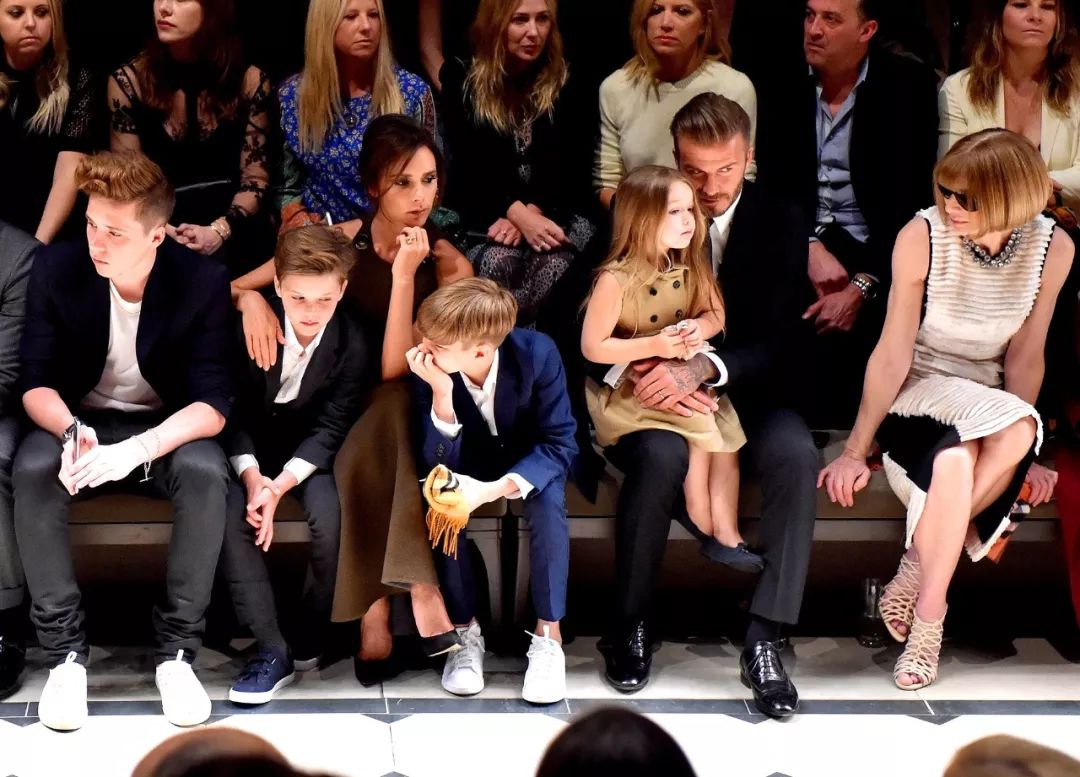 她剪个短发抢尽贝嫂风头！在皇宫过生日，买别墅学骑马，被宠大的孩子有多幸福？