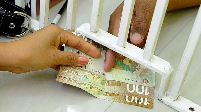 英国大量冻结中国留学生账户！疑似与洗钱、代购相关