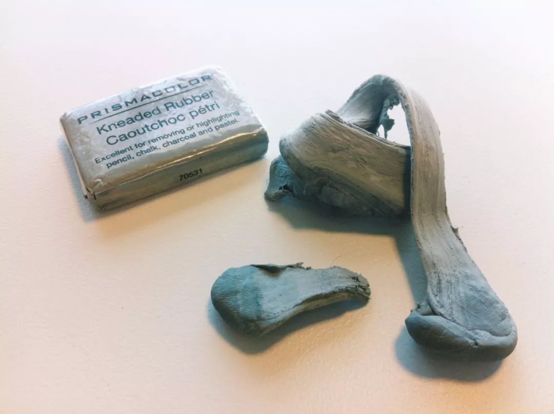 铅笔上面那块废柴橡皮为什么容易把纸擦破?