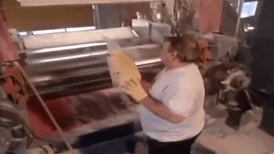 铅笔上面那块废柴橡皮为什么容易把纸擦破?