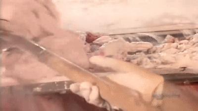 铅笔上面那块废柴橡皮为什么容易把纸擦破?