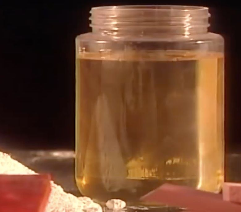 铅笔上面那块废柴橡皮为什么容易把纸擦破?