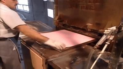 铅笔上面那块废柴橡皮为什么容易把纸擦破?