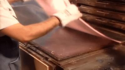 铅笔上面那块废柴橡皮为什么容易把纸擦破?