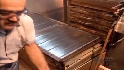 铅笔上面那块废柴橡皮为什么容易把纸擦破？