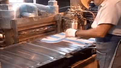 铅笔上面那块废柴橡皮为什么容易把纸擦破?