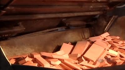 铅笔上面那块废柴橡皮为什么容易把纸擦破?