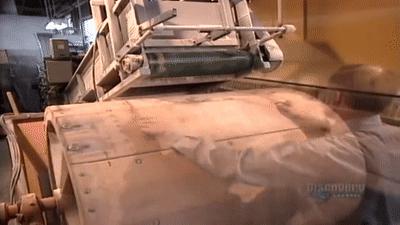 铅笔上面那块废柴橡皮为什么容易把纸擦破?