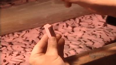 铅笔上面那块废柴橡皮为什么容易把纸擦破?