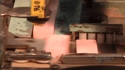 铅笔上面那块废柴橡皮为什么容易把纸擦破？