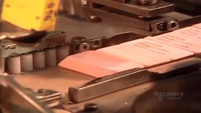 铅笔上面那块废柴橡皮为什么容易把纸擦破?