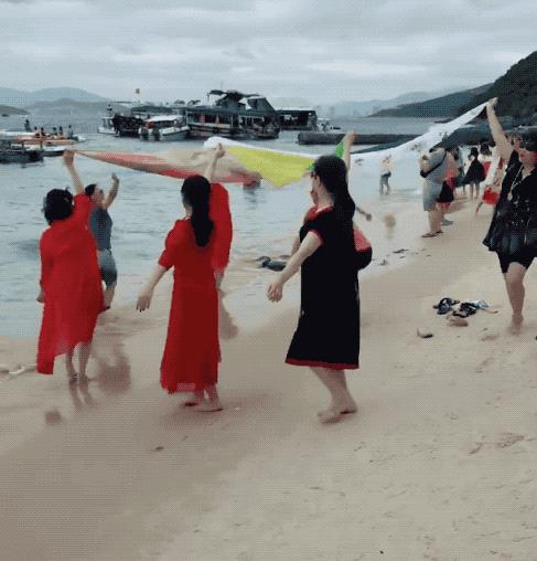 中国时髦大妈天秀姿势全解