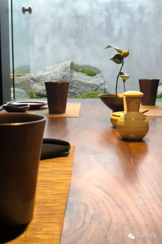 初春的西影厂，是那棵法国梧桐树下的日料店