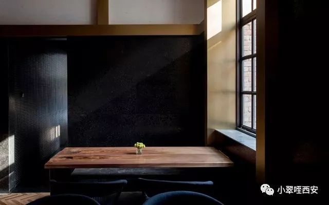 初春的西影厂，是那棵法国梧桐树下的日料店