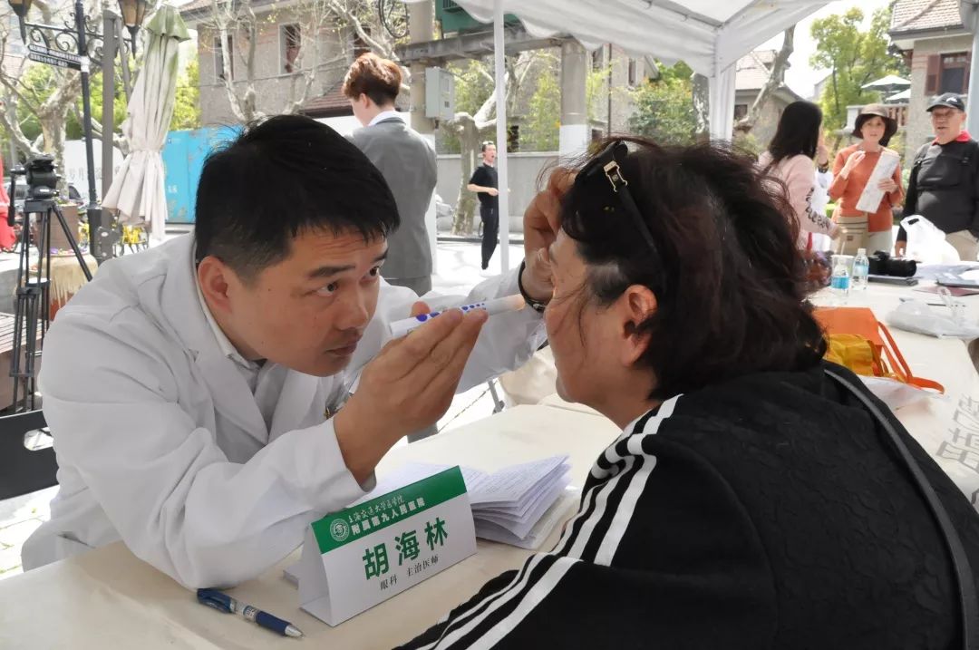 义诊活动心连心健康服务暖人心,医院开展学雷锋义诊送温暖活动