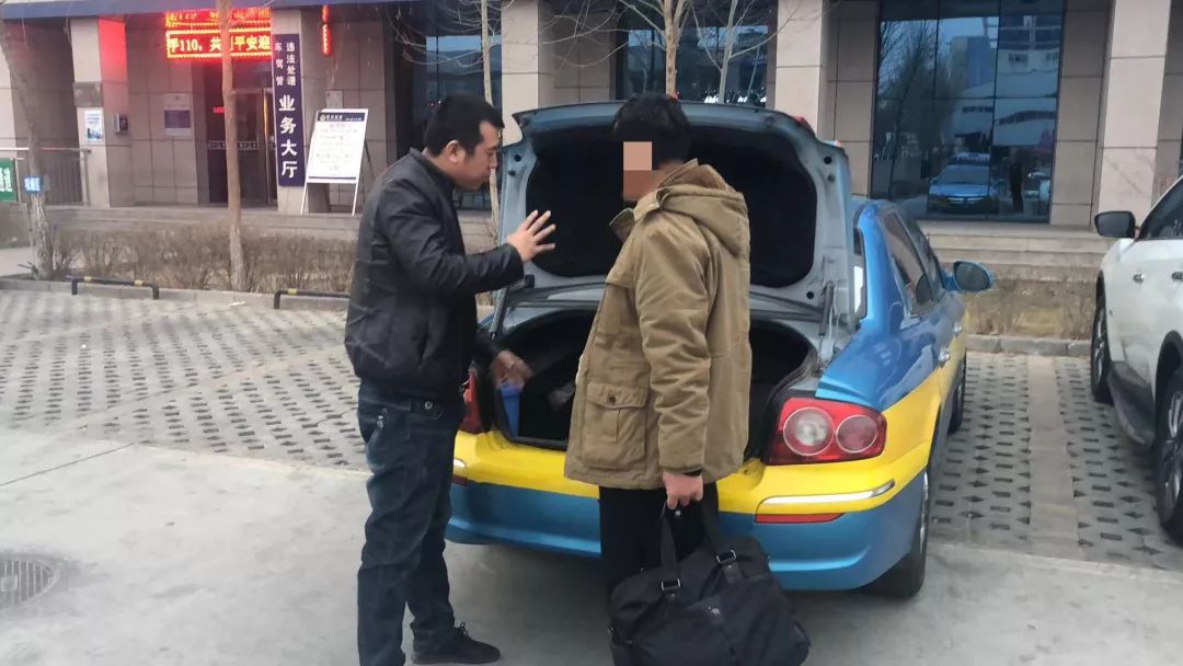 旅客背包遗落候车室民警助其寻回,暖心民警帮失主找回物品