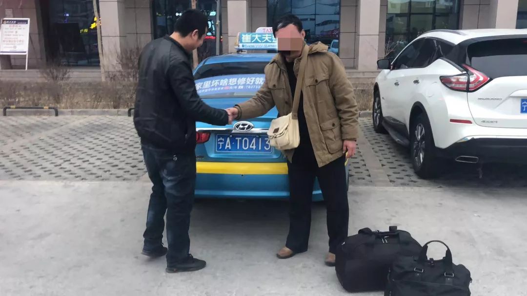 旅客背包遗落候车室民警助其寻回,暖心民警帮失主找回物品