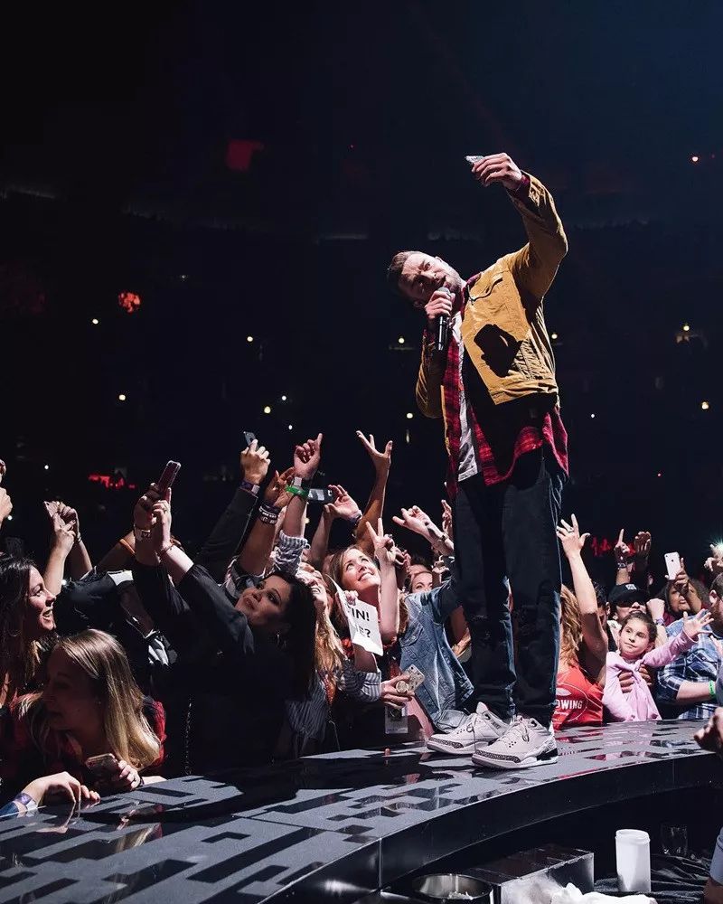 aj1和aj4哪个值得入手,46万的aj4