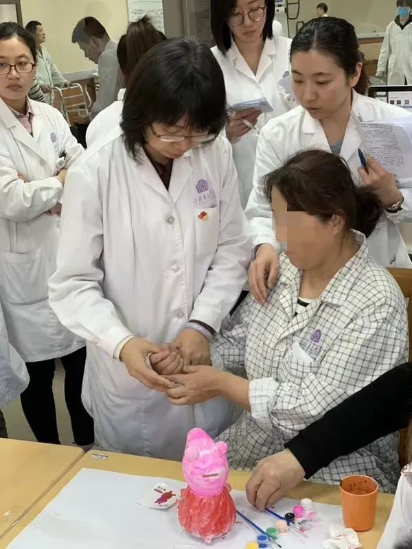 这个活动有点儿赞！康复治疗室里的石膏彩绘