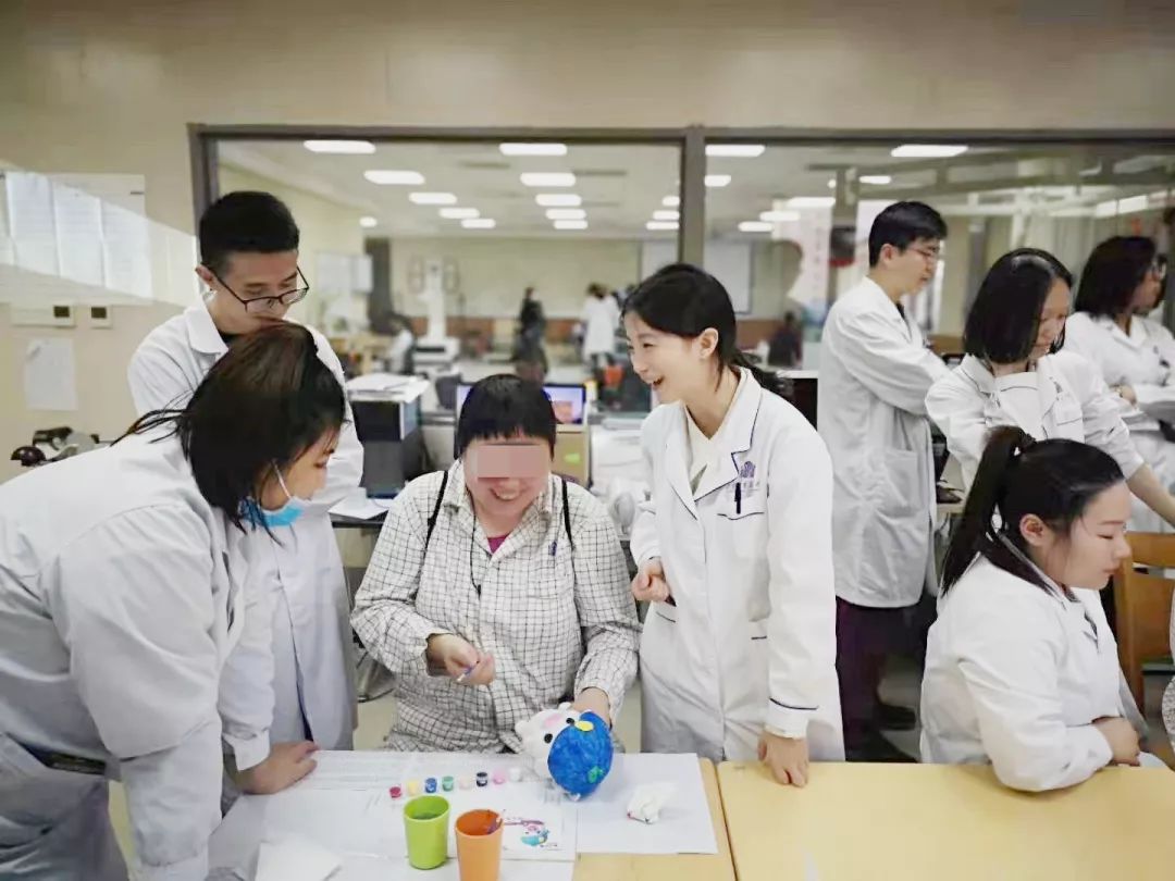 这个活动有点儿赞！康复治疗室里的石膏彩绘