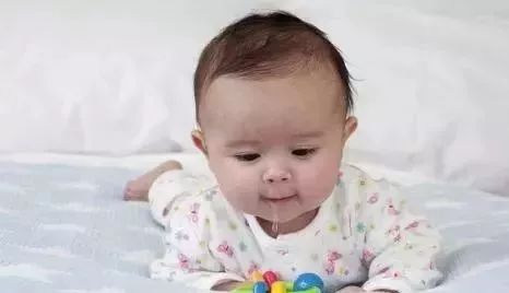 宝宝被口水呛着了怎么办,宝宝被口水呛得脸通红