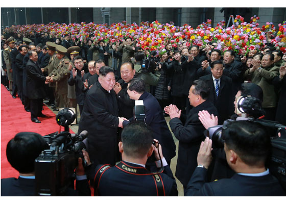 锐参考|今天凌晨3点,平壤火车站内灯火通明