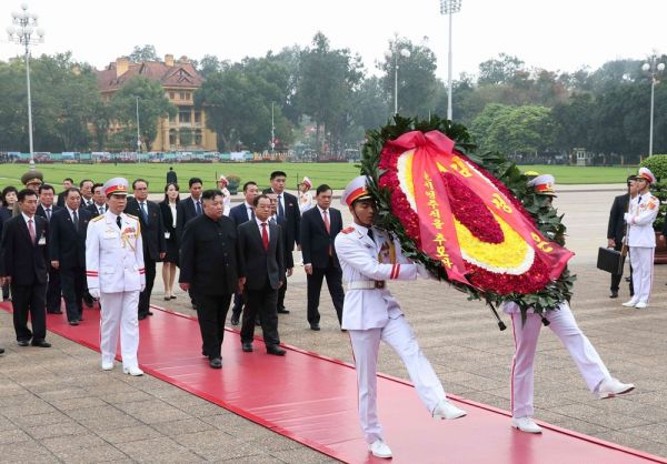 锐参考|今天凌晨3点,平壤火车站内灯火通明