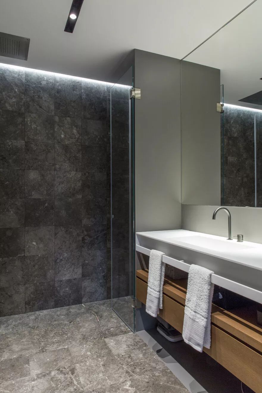 看看他家是怎么处理厨房和客厅关系的。意大利巴勒莫140㎡老房改造