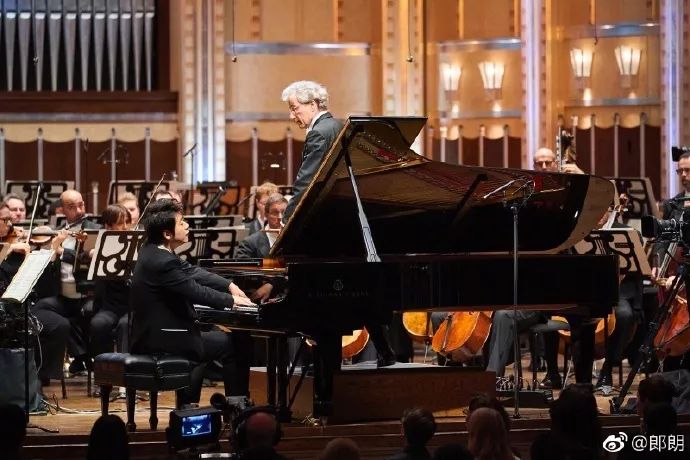 郎朗之前手受伤过吗,郎朗手有什么病