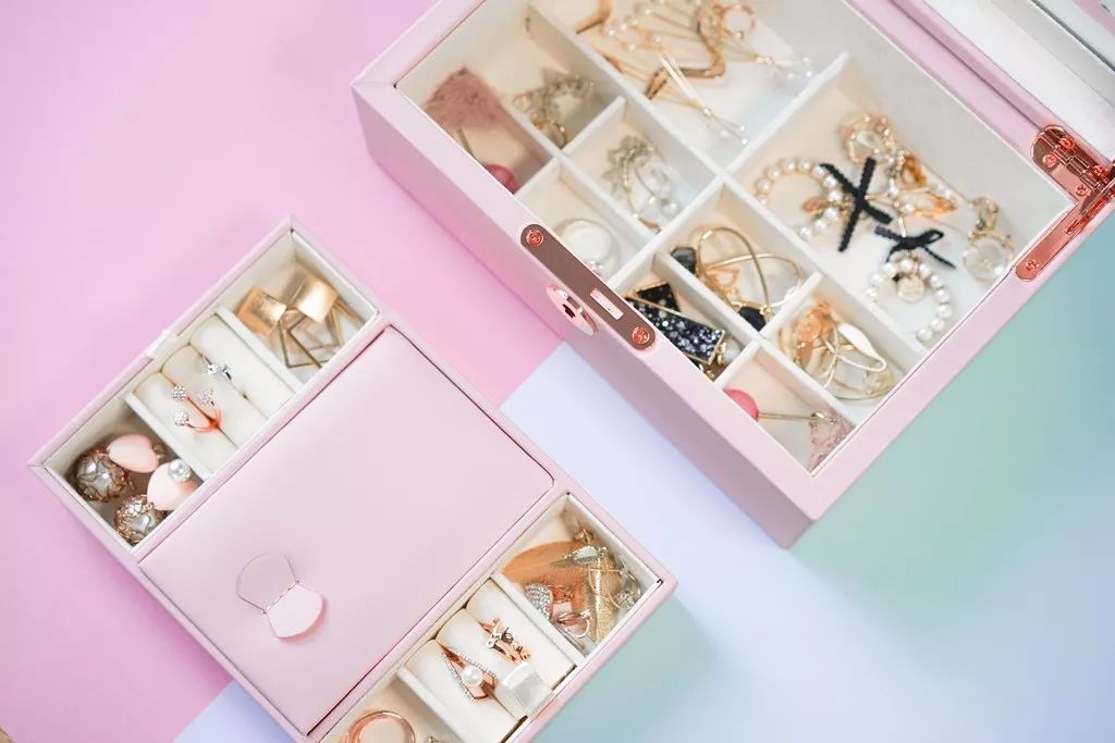 比起项链、耳环、戒指,女孩子更需要这个礼物|智黑智选