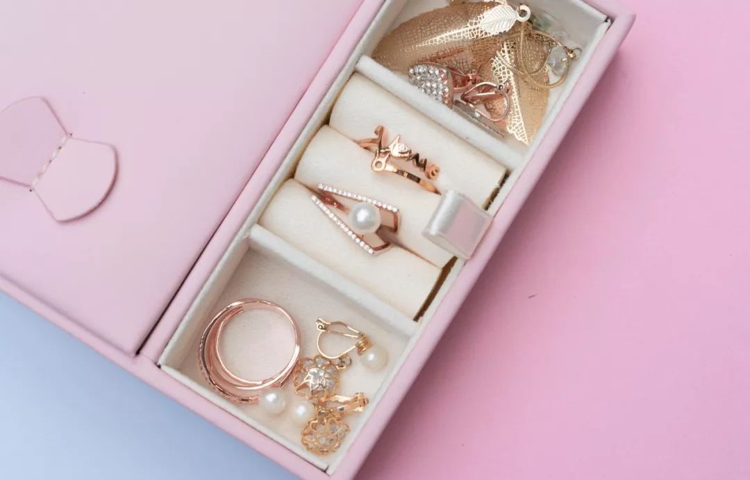 比起项链、耳环、戒指,女孩子更需要这个礼物|智黑智选