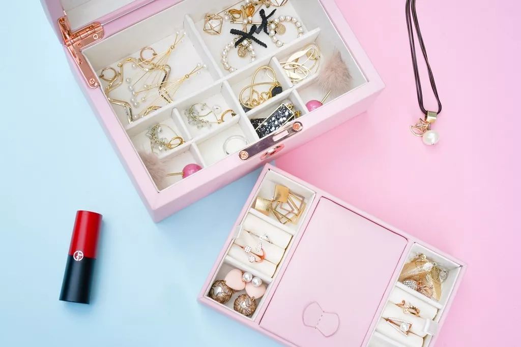 比起项链、耳环、戒指,女孩子更需要这个礼物|智黑智选