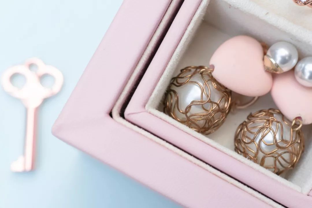 比起项链、耳环、戒指,女孩子更需要这个礼物|智黑智选