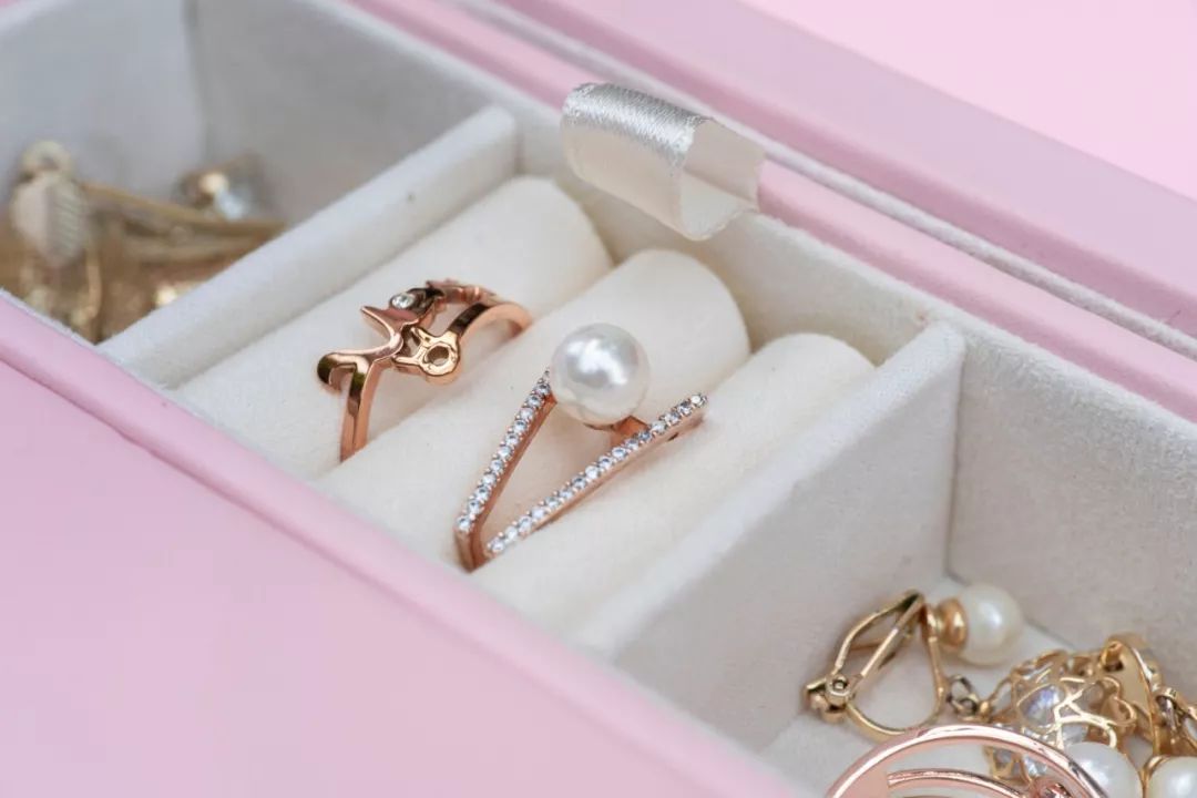 比起项链、耳环、戒指,女孩子更需要这个礼物|智黑智选