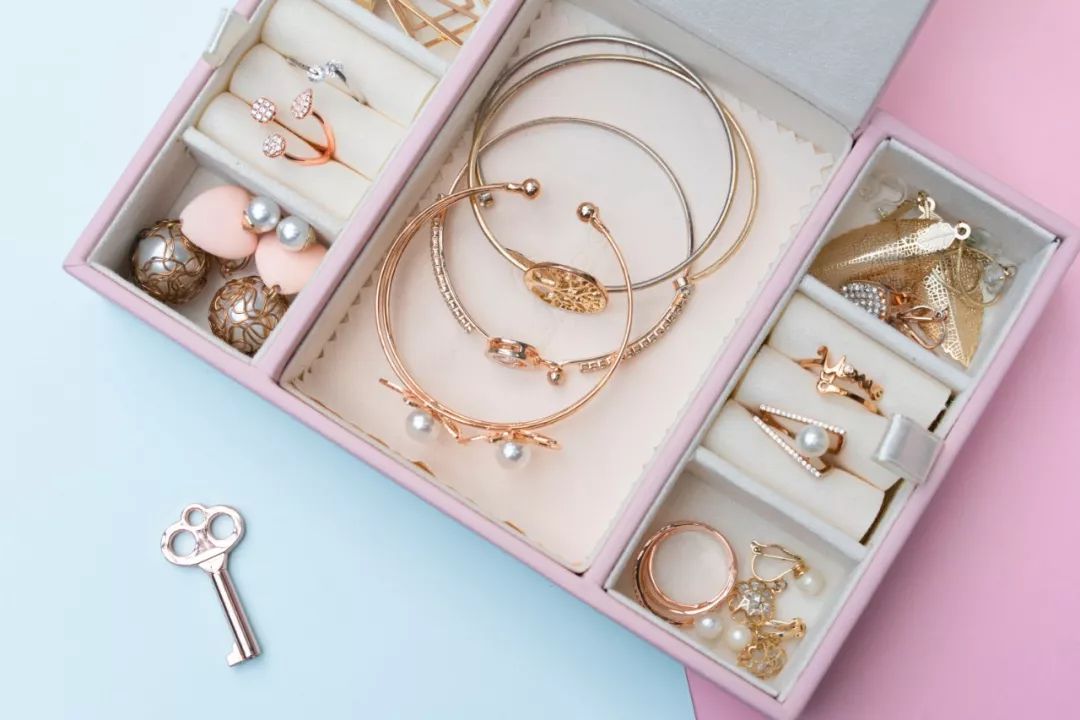 比起项链、耳环、戒指,女孩子更需要这个礼物|智黑智选