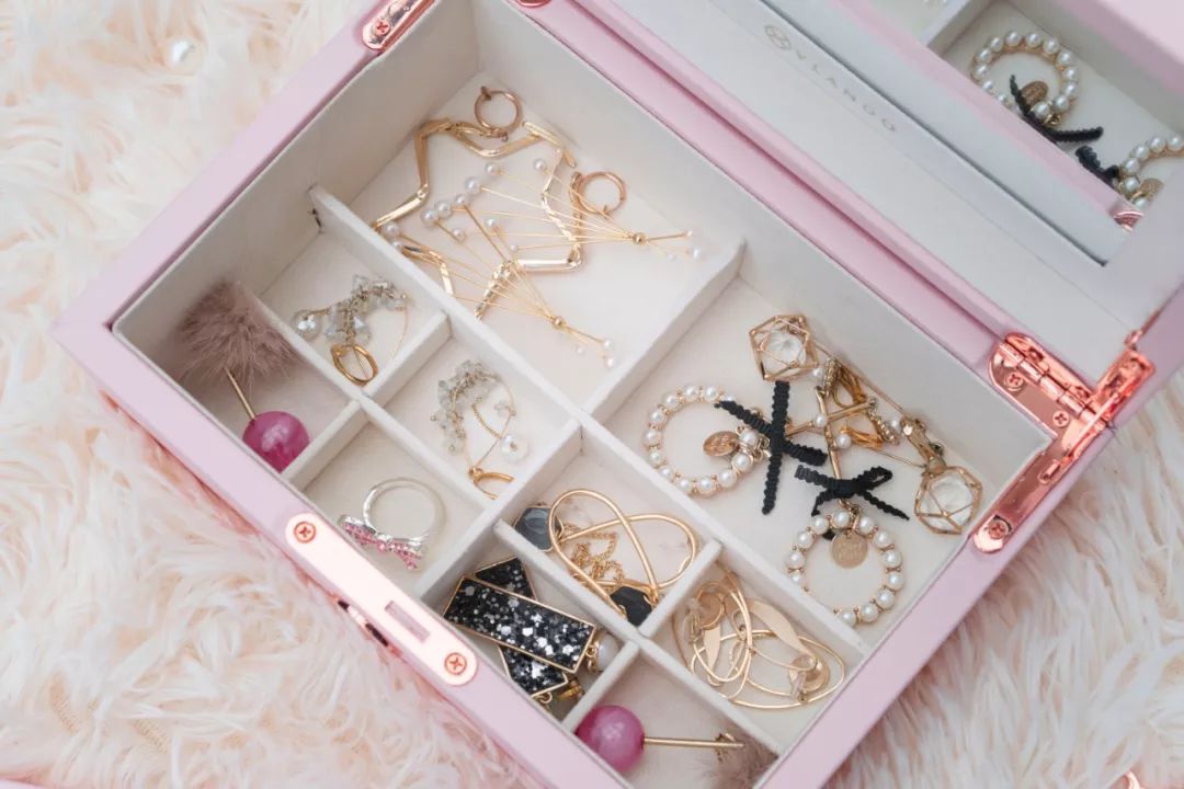 比起项链、耳环、戒指,女孩子更需要这个礼物|智黑智选