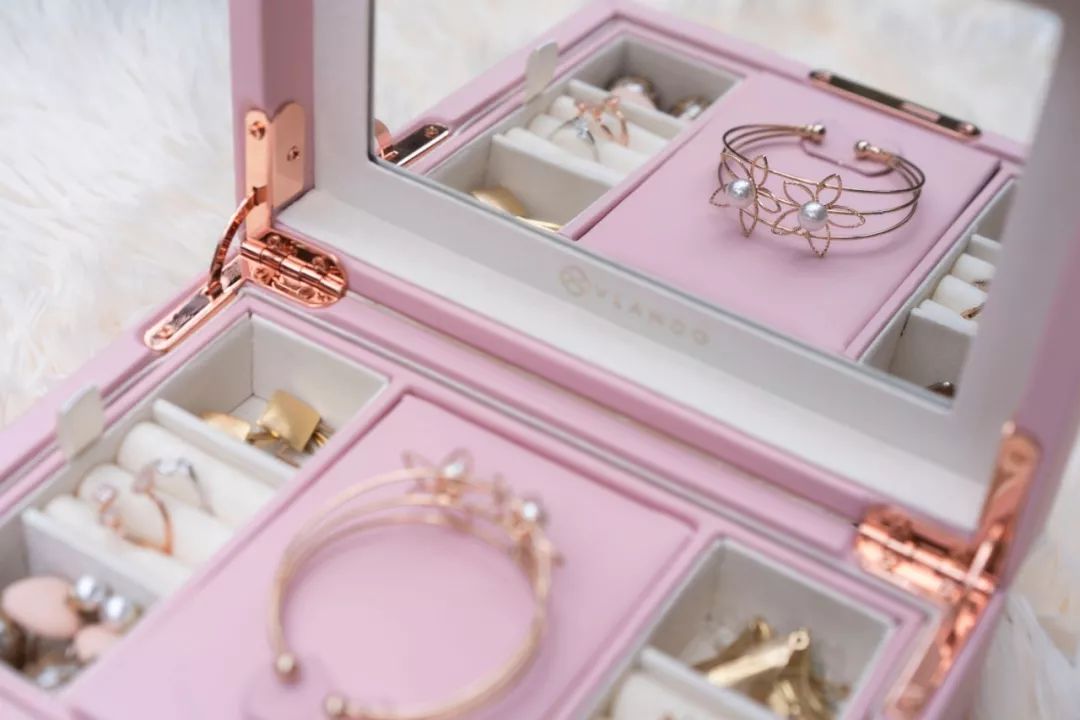 比起项链、耳环、戒指,女孩子更需要这个礼物|智黑智选