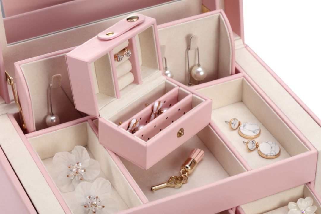 比起项链、耳环、戒指,女孩子更需要这个礼物|智黑智选