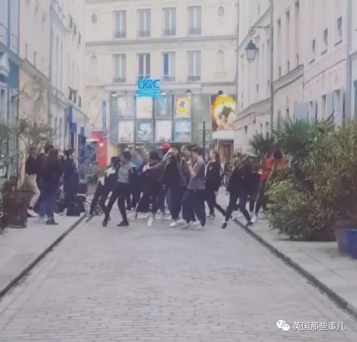 当自家门口变成网红打卡地 (一不小心家门口成了网红打卡地)