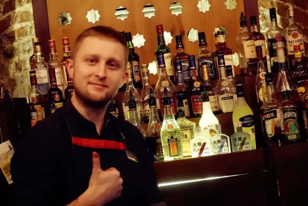 小酒展现“外交”魅力，中俄建交70周年，文化交融火爆之夜